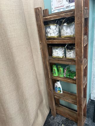 Estantería artesanal de madera