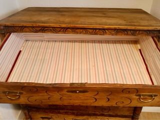 Cómoda antigua de madera tallada