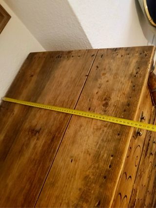Cómoda antigua de madera tallada