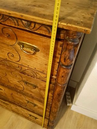 Cómoda antigua de madera tallada