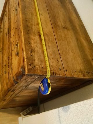 Cómoda antigua de madera tallada