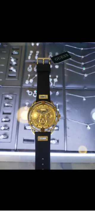 Reloj Guess Dorado con Correa Negra