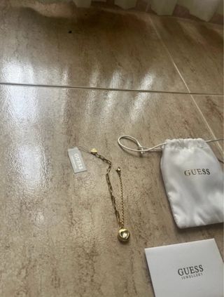 Pulsera Guess Dorada con Colgante