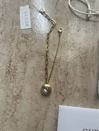 Pulsera Guess Dorada con Colgante