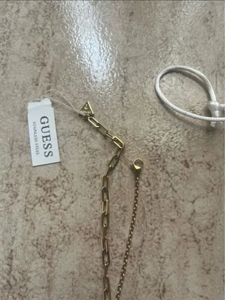 Pulsera Guess Dorada con Colgante