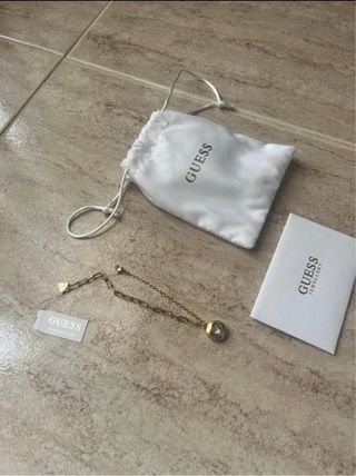 Pulsera Guess Dorada con Colgante