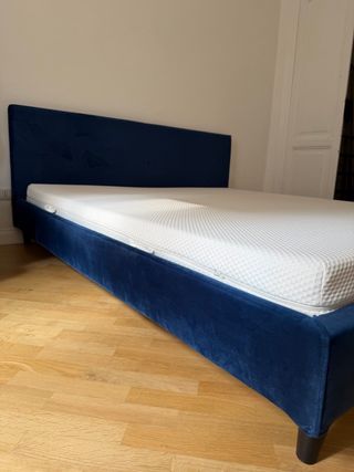 Letto matrimoniale blu con materasso