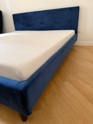 Letto matrimoniale blu con materasso