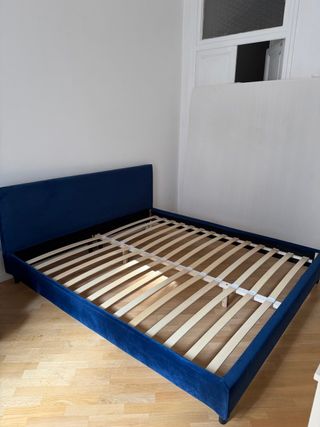 Letto matrimoniale blu con materasso