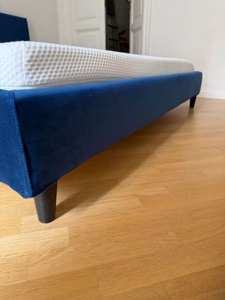 Letto matrimoniale blu con materasso