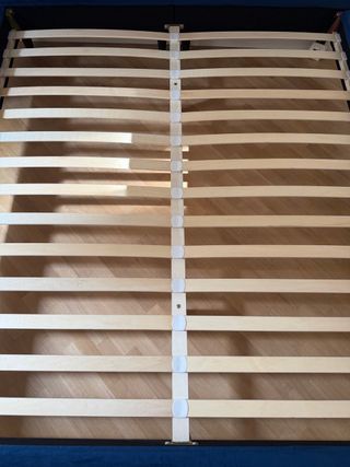 Letto matrimoniale blu con materasso