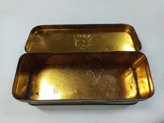 Caja metálica Alfa para máquina de coser