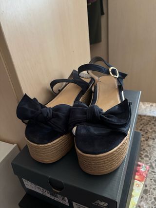 Sandalias cuña color azul marinocon lazo y hebilla