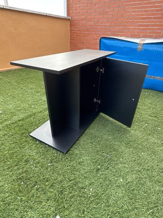 Mueble negro con cajón