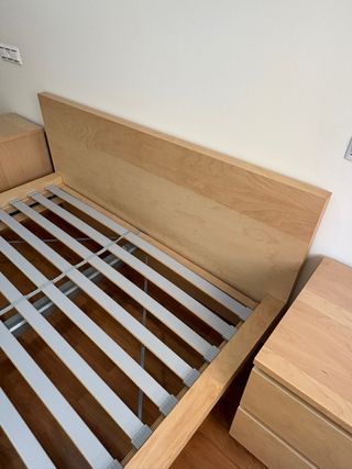 Estructura cama y 2 mesitas Ikea madera