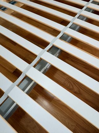 Estructura cama y 2 mesitas Ikea madera