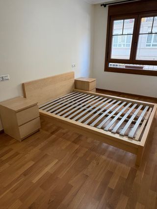 Estructura cama y 2 mesitas Ikea madera