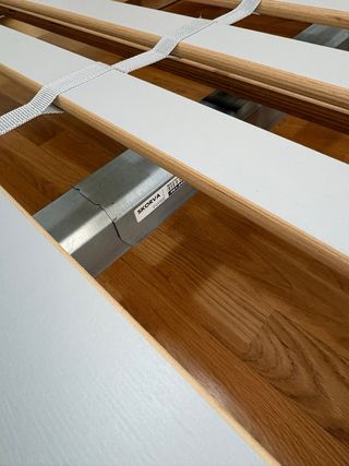 Estructura cama y 2 mesitas Ikea madera