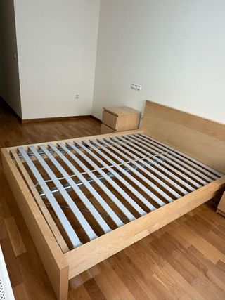 Estructura cama y 2 mesitas Ikea madera