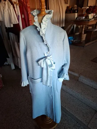 Bata acolchada azul con volantes