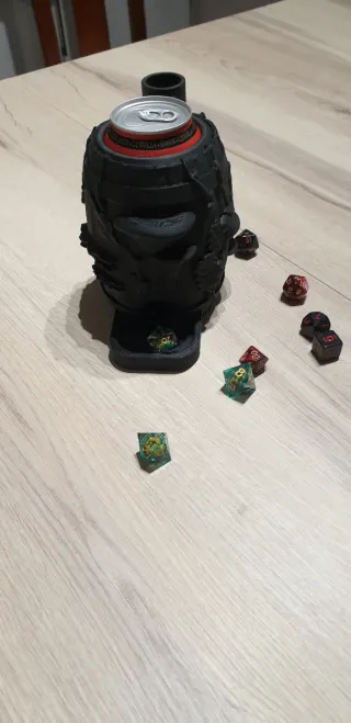 Torre de dados y porta lata