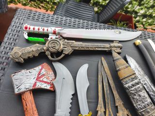 Set de armas de juguete: espadas y pistolas