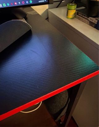 Mesa Gaming Negra con Estantería