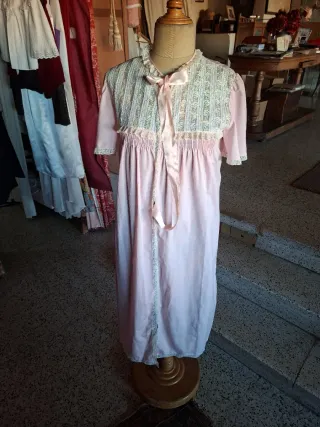 Camisón rosa con encaje