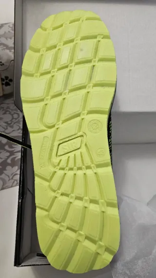 Zapatos de seguridad negros y verdes