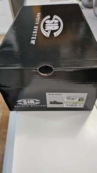Zapatos de seguridad negros y verdes