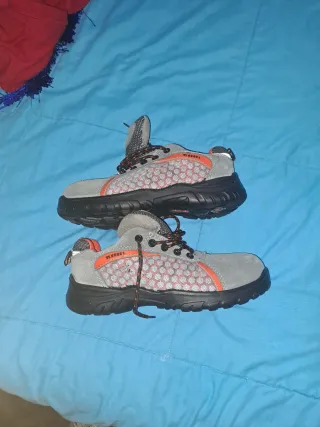 Zapatos de seguridad Paredes grises y naranjas