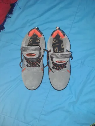 Zapatos de seguridad Paredes grises y naranjas