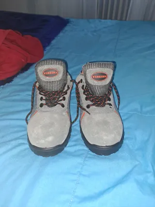 Zapatos de seguridad Paredes grises y naranjas