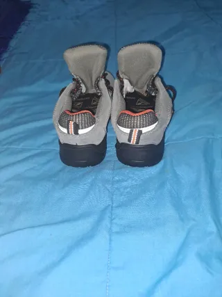 Zapatos de seguridad Paredes grises y naranjas