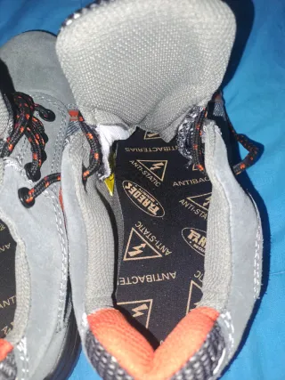 Zapatos de seguridad Paredes grises y naranjas