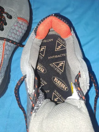 Zapatos de seguridad Paredes grises y naranjas