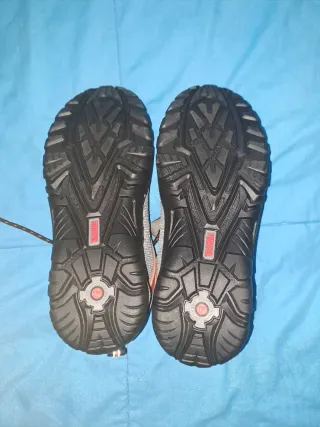 Zapatos de seguridad Paredes grises y naranjas