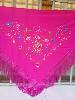 Mantón de Manila bordado fucsia