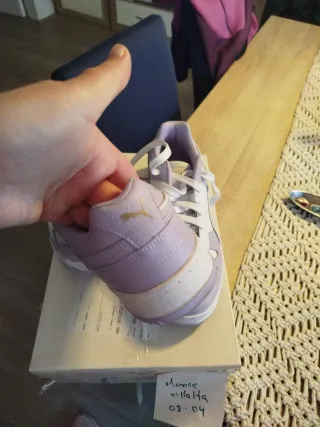 Zapatillas Puma Blancas y Moradas