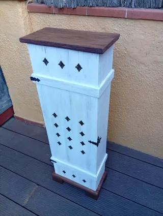 Mueble decorado madera y metal