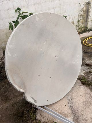 Antena parabólica grande (≈90 cm) con LNB