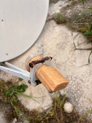 Antena parabólica grande (≈90 cm) con LNB