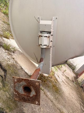Antena parabólica grande (≈90 cm) con LNB