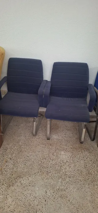 Silla de oficina con brazos de madera