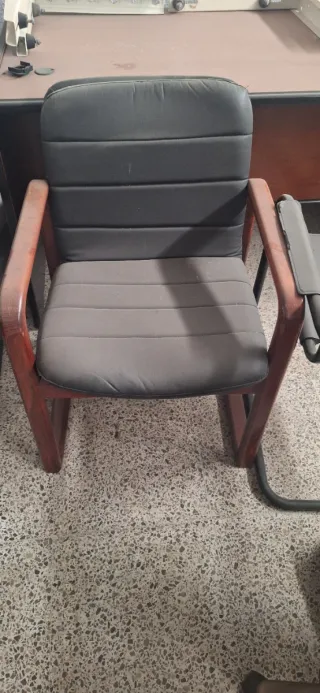 Silla de oficina con brazos de madera