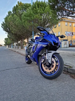 Yamaha R1 Azul y Blanca