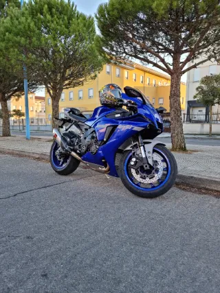 Yamaha R1 Azul y Blanca
