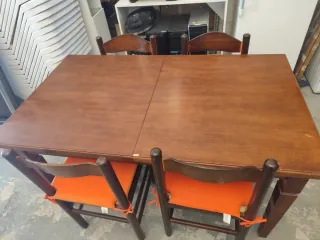 Mesa de comedor con 4 sillas