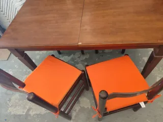 Mesa de comedor con 4 sillas