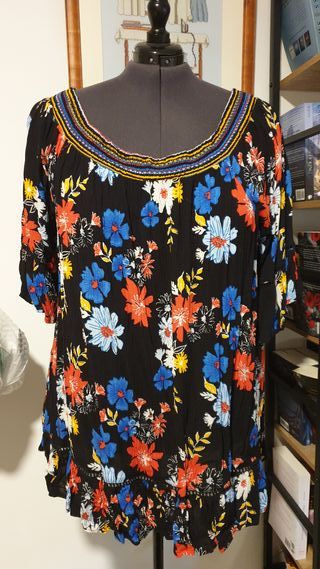 Blusa boho negra floral bordada cuello